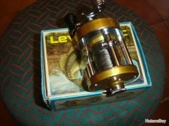 MOULINET ANCIEN "PENN 930" -PENN 00003 MOULINET ANCIEN PENN 930